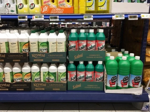 Vegyiáru és tisztítószerek árukészlete a drogériában